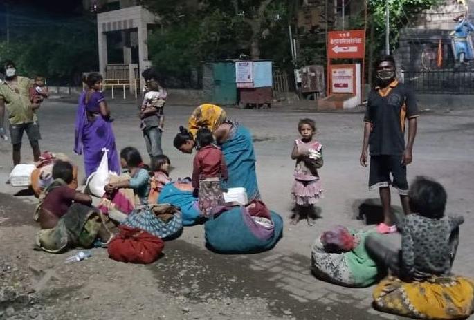 600 km of long walk with children, pregnant women | फासेपारधी कुटुंबाची गर्भवती, चिमुकल्यांसह ६०० कि.मी.ची पायपीट 600 km of long walk with children, pregnant women | फासेपारधी कुटुंबाची गर्भवती, चिमुकल्यांसह ६०० कि.मी.ची पायपीट