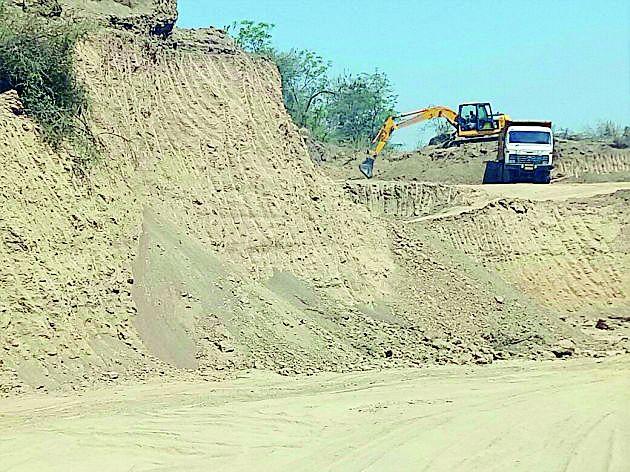 Illegal mines of yellow soil for National Highway | राष्ट्रीय महामार्गासाठी पिवळ्या मातीचे अवैध खनन Illegal mines of yellow soil for National Highway | राष्ट्रीय महामार्गासाठी पिवळ्या मातीचे अवैध खनन
