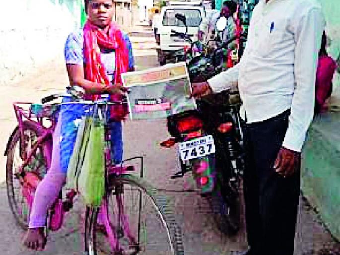 Allocated newspaper to Morshi Madhu | मोर्शीची मधू करते वृत्तपत्राचे वाटप