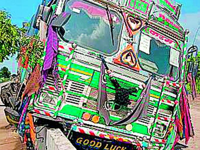 The rice in the truck is government? | ट्रकमधील तांदूळ शासकीय? The rice in the truck is government? | ट्रकमधील तांदूळ शासकीय?