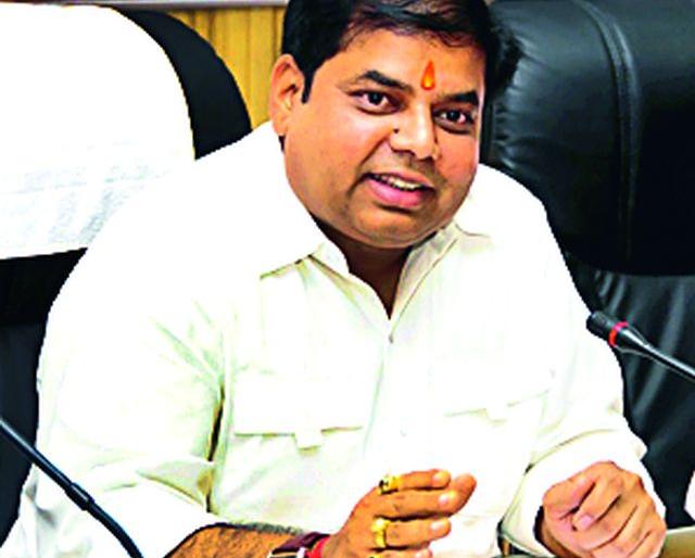 Immediate lease to the slum dwellers | झोपडपट्टीधारकांना तात्काळ पट्टेवाटप Immediate lease to the slum dwellers | झोपडपट्टीधारकांना तात्काळ पट्टेवाटप