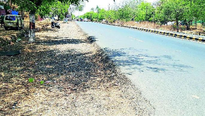 Where did the 'side shoulder' turn of the road go? | रस्त्यांच्या ‘साइड शोल्डर’चा मुरुम गेला कुठे ?