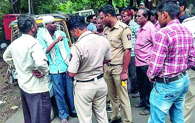 While traveling more than the capacity, schoolgirls overturned | क्षमतेपेक्षा अधिक प्रवासी वाहतूक करताना शाळकरी आॅटो उलटला