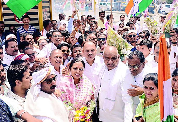 Welcome to Yashomati Thakur | यशोमती ठाकुरांचे जल्लोषात स्वागत