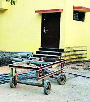 What is the courage? Locker to clean the toilet | केवढे हे धाडस? ठेकेदारानेच ठोकले स्वच्छतागृहाला कुलूप What is the courage? Locker to clean the toilet | केवढे हे धाडस? ठेकेदारानेच ठोकले स्वच्छतागृहाला कुलूप