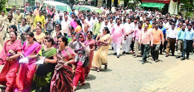 The agitated Maratha police commissioner | सकल मराठ्यांची पोलीस आयुक्तालयावर धडक