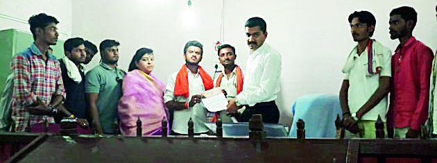 Heavy water shortage at Savarkhed | सावरखेड येथे भीषण पाणीटंचाई