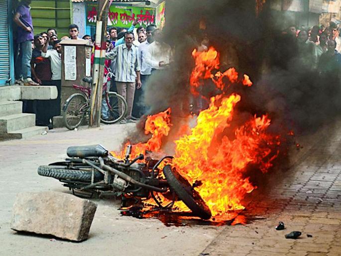 Three bikes of the perpetrators were burnt | हल्लेखोरांच्या तीन दुचाकी जाळल्या
