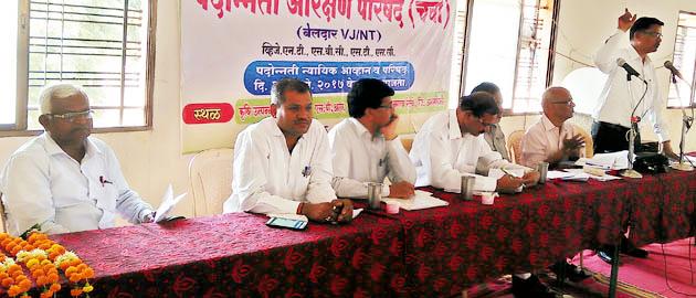 Fifty-eight million employees on the family's hunger strike | अठरा लाख कर्मचारी कुटुंबासह उपोषणावर Fifty-eight million employees on the family's hunger strike | अठरा लाख कर्मचारी कुटुंबासह उपोषणावर