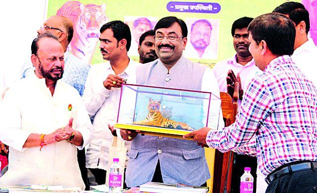 Nela Melghat's Tiger along with the Forest Minister | वनमंत्र्यांनी सोबत नेला मेळघाटचा वाघ Nela Melghat's Tiger along with the Forest Minister | वनमंत्र्यांनी सोबत नेला मेळघाटचा वाघ