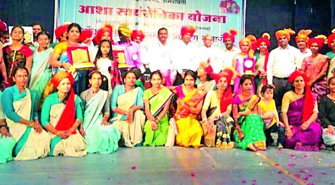 Aasha Sevikas honored with excellence | उकृष्ट कार्य करणाऱ्या आशा सेविकांचा सन्मान Aasha Sevikas honored with excellence | उकृष्ट कार्य करणाऱ्या आशा सेविकांचा सन्मान