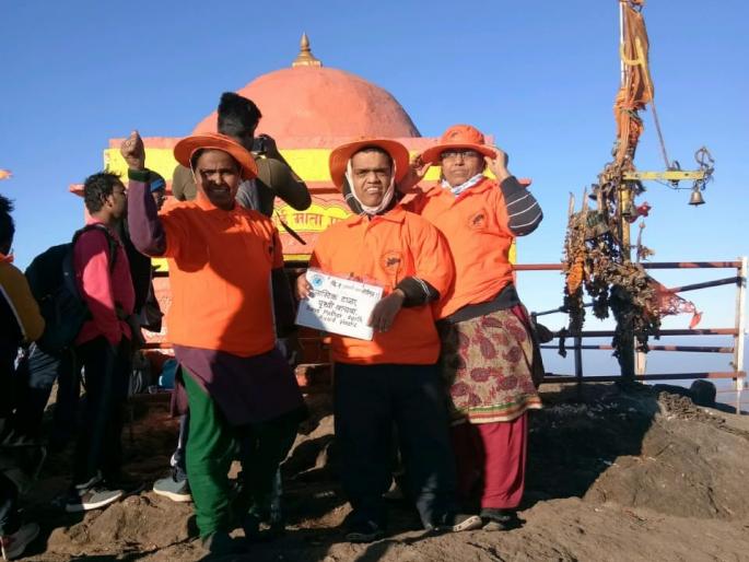Akshay Divya Anjana made Kalsubai peak | अस्थि दिव्यांग अंजना ने केले कळसुबाई शिखर सर Akshay Divya Anjana made Kalsubai peak | अस्थि दिव्यांग अंजना ने केले कळसुबाई शिखर सर