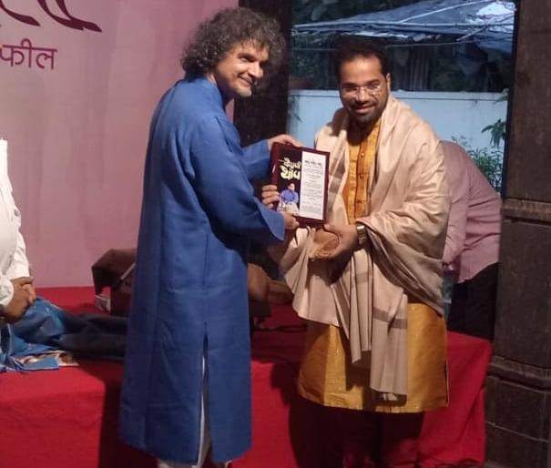 Sindhudurg: Hailing Ramkrishna Karambelkar at Asei | सिंधुदुर्ग : आशिये येथे रामकृष्ण करंबेळकर यांचा सत्कार