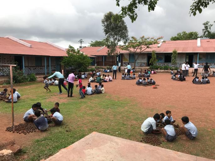 Satara: Created 5238 Sid Ball, innovation program in one hour | सातारा : एका तासात तयार केले ५२३८ सिड बॉल, नावीन्यपूर्ण कार्यक्रम Satara: Created 5238 Sid Ball, innovation program in one hour | सातारा : एका तासात तयार केले ५२३८ सिड बॉल, नावीन्यपूर्ण कार्यक्रम