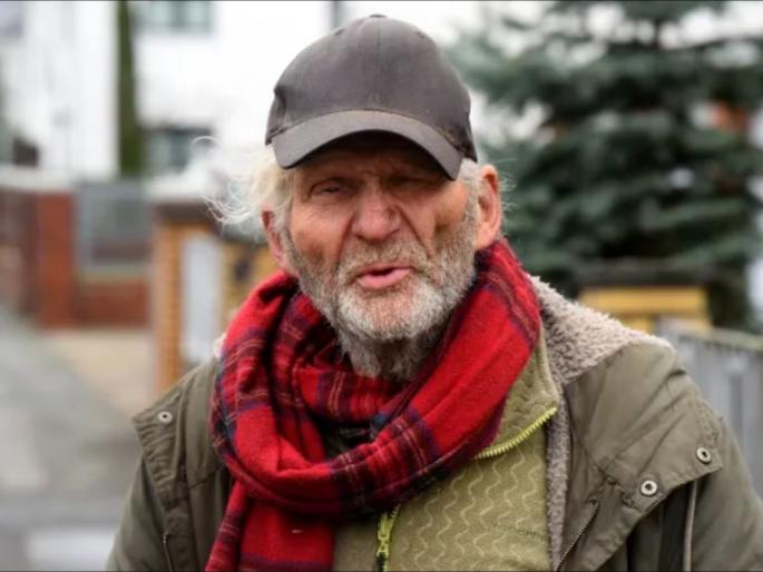 Miser millionaire has 10 houses but takes food through trash | कचऱ्यातील अन्न खातो हा कोट्याधीश व्यक्ती, 10 घरांचा मालक असूनही राहतो रस्त्यावर... Miser millionaire has 10 houses but takes food through trash | कचऱ्यातील अन्न खातो हा कोट्याधीश व्यक्ती, 10 घरांचा मालक असूनही राहतो रस्त्यावर...