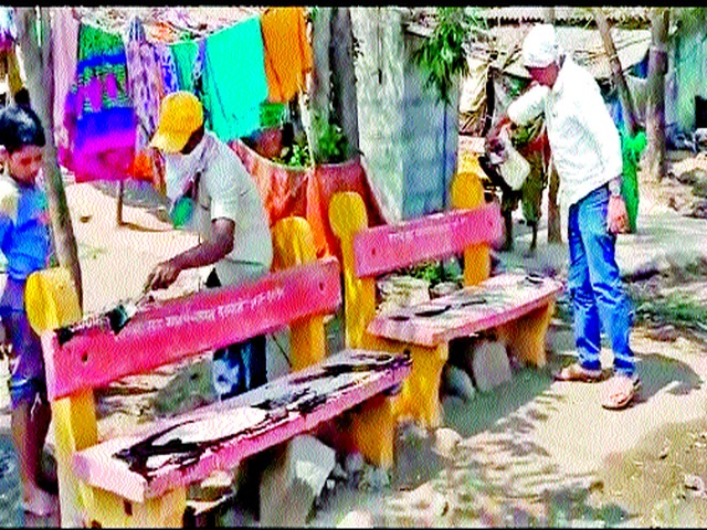 Here is the pile on the boxes | दह्याणे येथे बाकड्यांवर ओतले आॅइल