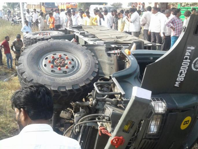 Accident of Beed in the train of Nagar Jawan | नगरच्या जवानांच्या गाडीला बीडमध्ये अपघात