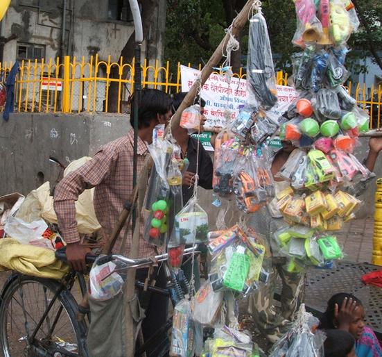 Beadkarsono, sheets, bubbles, and beware of sellers! | बीडकरांनो, चादर, फुगे, खेळणी विकणाऱ्यांपासून सावधान!