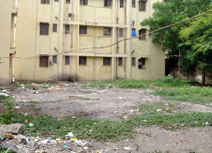 Health care workers in Beed 'risk' | बीडमध्ये आरोग्य कर्मचाऱ्यांचेच ‘आरोग्य’ धोक्यात Health care workers in Beed 'risk' | बीडमध्ये आरोग्य कर्मचाऱ्यांचेच ‘आरोग्य’ धोक्यात