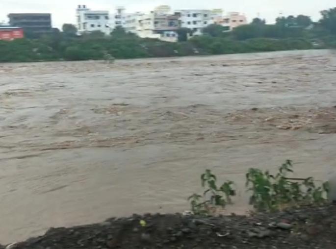 Water increased at Bindusare, flooded Karpar | बिंदुसरेला पाणी वाढले, कर्पराला पूर Water increased at Bindusare, flooded Karpar | बिंदुसरेला पाणी वाढले, कर्पराला पूर