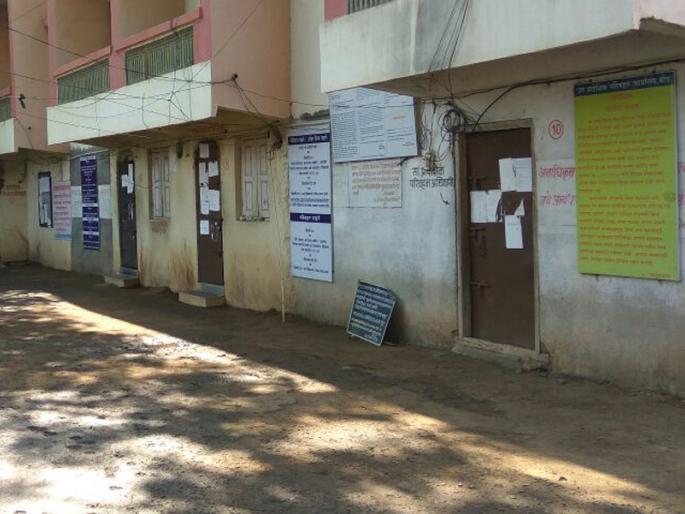 The Aarto office closed for the third consecutive term in Beed | बीडमध्ये सलग तिस-या दिवशीही एआरटीओ कार्यालय बंद The Aarto office closed for the third consecutive term in Beed | बीडमध्ये सलग तिस-या दिवशीही एआरटीओ कार्यालय बंद