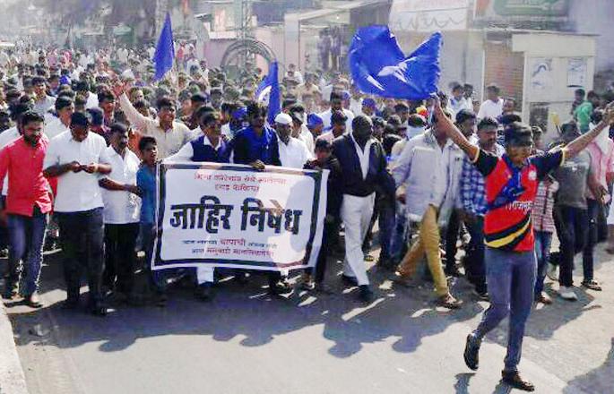 Cage at MLA's house in Cage | केजमध्ये आमदारांच्या घरावर दगडफेक Cage at MLA's house in Cage | केजमध्ये आमदारांच्या घरावर दगडफेक