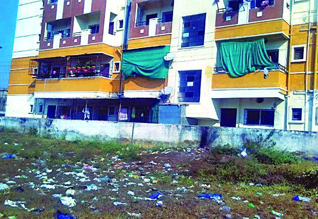 High-conscious citizens forget the cleanliness | उच्चभ्रू नागरिकांना स्वच्छतेचा विसर High-conscious citizens forget the cleanliness | उच्चभ्रू नागरिकांना स्वच्छतेचा विसर