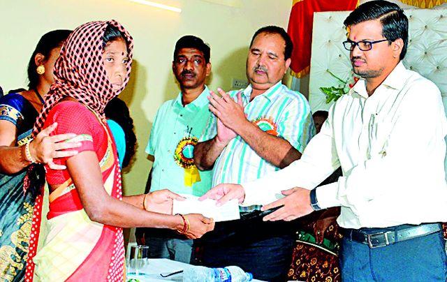 With respect to the position of the post and revenue, the revenue system should work | पदाचा मान आणि भान ठेवून राजस्व यंत्रणांनी काम करावे