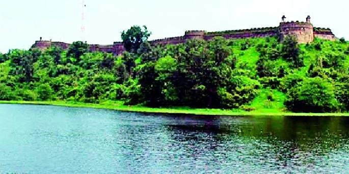 Ignore the historical buildings of the Pawan | पवनीच्या ऐतिहासिक वास्तूंकडे दुर्लक्ष