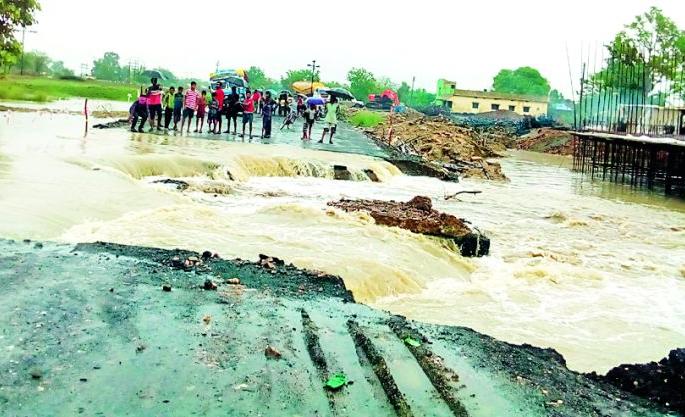 Due to heavy rain, the Tamsar-Ramtek Highway closed | अतिवृष्टीमुळे तुमसर-रामटेक राज्यमार्ग बंद