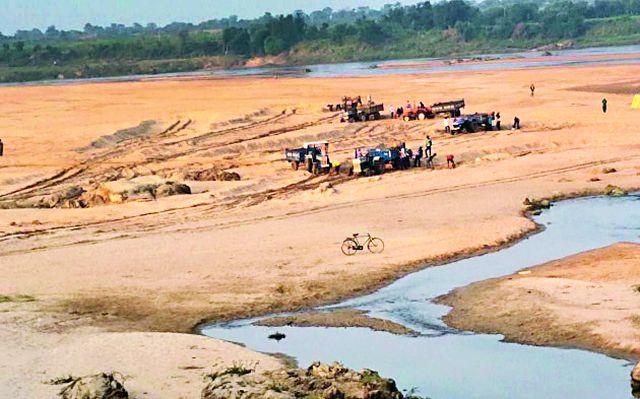 Sloganeering on the sand | रेतीघाटावर तस्करांचा धुमाकूळ Sloganeering on the sand | रेतीघाटावर तस्करांचा धुमाकूळ