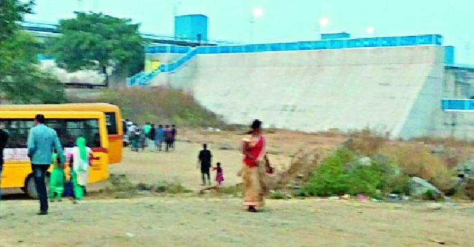 The crowd of tourists in Gosakhurd increased | गोसेखुर्द येथे वाढली पर्यटकांची गर्दी The crowd of tourists in Gosakhurd increased | गोसेखुर्द येथे वाढली पर्यटकांची गर्दी