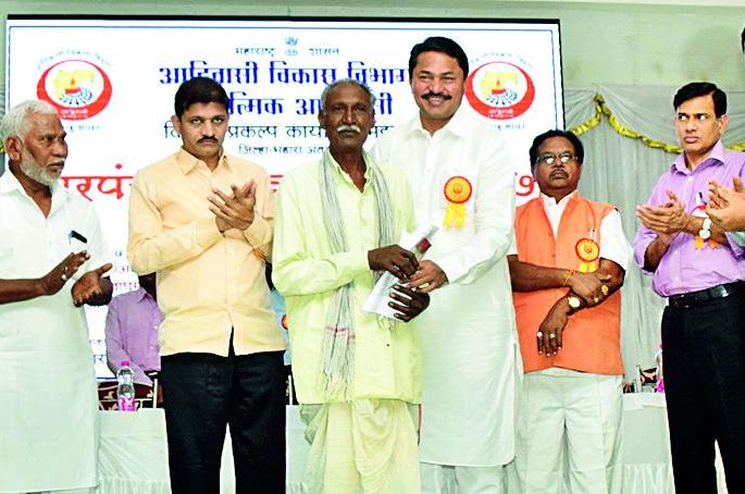 Prioritize the development of the village through power | सत्तेच्या माध्यमातून गावाच्या विकासाला प्राधान्य द्या Prioritize the development of the village through power | सत्तेच्या माध्यमातून गावाच्या विकासाला प्राधान्य द्या