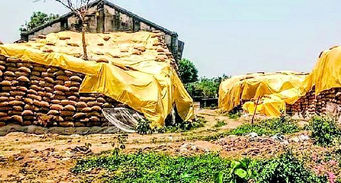 Farmers 'locked down' due to non-payment of paddy | धान चुकाऱ्याअभावी शेतकरी ‘लॉकडाऊन’ Farmers 'locked down' due to non-payment of paddy | धान चुकाऱ्याअभावी शेतकरी ‘लॉकडाऊन’