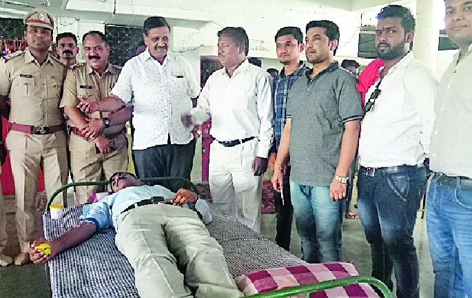 Spontaneous participation from the all-party for blood donation movement | रक्तदान चळवळीकरिता सर्वस्तरावरून उत्स्फूर्त सहभाग Spontaneous participation from the all-party for blood donation movement | रक्तदान चळवळीकरिता सर्वस्तरावरून उत्स्फूर्त सहभाग