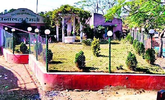 Temeni Gram Panchayat blossomed attractive garden | टेमनी ग्रामपंचायतीने फुलविली आकर्षक बाग