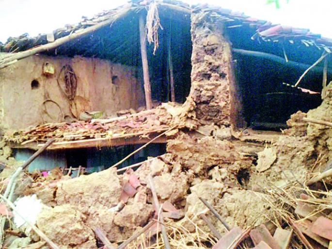 Due to the continuous rain, the house collapsed in Navegaon | संततधार पावसामुळे नवेगाव येथे घर कोसळले Due to the continuous rain, the house collapsed in Navegaon | संततधार पावसामुळे नवेगाव येथे घर कोसळले