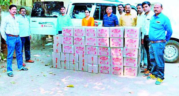 Nine lakh rupees worth of liquor seized with liquor | दारू सह नऊ लाख रुपयांचा मुद्देमाल जप्त