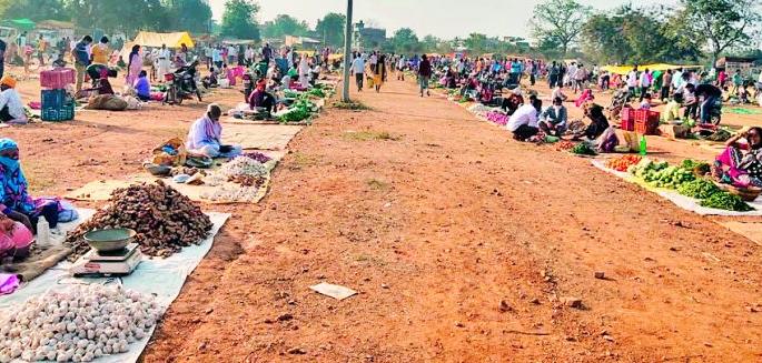 After 10 months, the weekly market is full | तब्बल १० महिन्यानंतर भरला साकाेलीत आठवडी बाजार After 10 months, the weekly market is full | तब्बल १० महिन्यानंतर भरला साकाेलीत आठवडी बाजार
