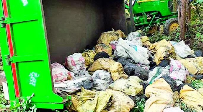 Magnus thieves escaped from a running tractor | धावता ट्रॅक्टरसोडून मॅग्नीज चोरांनी काढला पळ Magnus thieves escaped from a running tractor | धावता ट्रॅक्टरसोडून मॅग्नीज चोरांनी काढला पळ