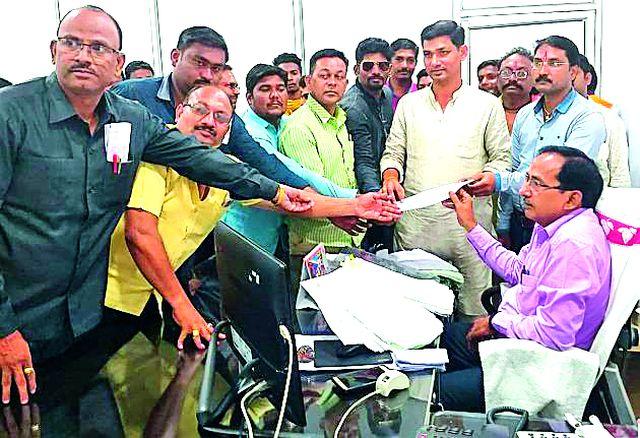 Shivsena warns of water for water today | पाण्यासाठी शिवसेनेचा आज चक्काजामचा इशारा Shivsena warns of water for water today | पाण्यासाठी शिवसेनेचा आज चक्काजामचा इशारा