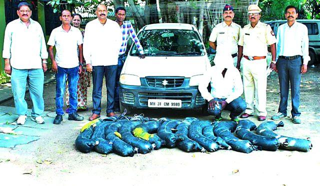 750 liters of liquor seized from Tube | ट्यूबमधून ७५० लिटर दारु जप्त 750 liters of liquor seized from Tube | ट्यूबमधून ७५० लिटर दारु जप्त