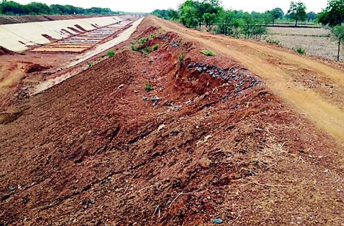 Demand for canal keeping before the monsoon | कालव्याची पाळ पावसाळ्यापूर्वी बांधण्याची मागणी Demand for canal keeping before the monsoon | कालव्याची पाळ पावसाळ्यापूर्वी बांधण्याची मागणी