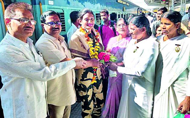 -And for her 'Welcome', 'Jalsagar' | -आणि ‘तिच्या’ स्वागताकरिता उसळला जनसागर -And for her 'Welcome', 'Jalsagar' | -आणि ‘तिच्या’ स्वागताकरिता उसळला जनसागर