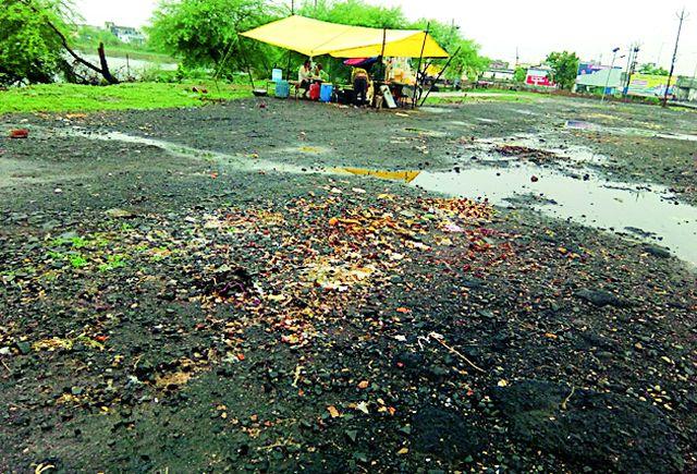 Disconnection of the week's market in Thane | ठाण्यातील आठवडी बाजाराला अस्वच्छतेचा विळखा