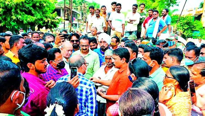 Angry MPs took to the streets to repair the highway | महामार्ग दुरुस्तीसाठी संतप्त खासदार उतरले रस्त्यावर