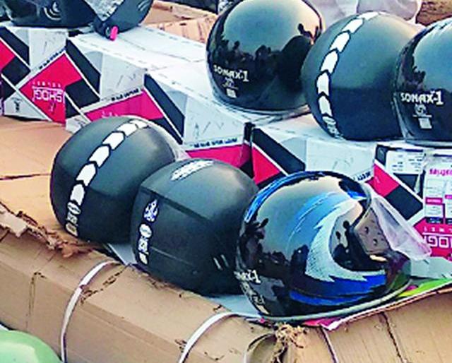 Robbery by street helmet vendors | रस्त्यावरील हेल्मेट विके्रत्यांकडून लूट