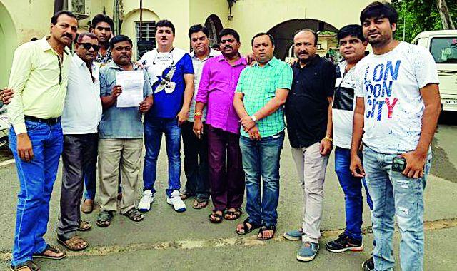 Vandalism against Walmart | वालमार्टविरूद्ध व्यापाऱ्यांचे धरणे Vandalism against Walmart | वालमार्टविरूद्ध व्यापाऱ्यांचे धरणे