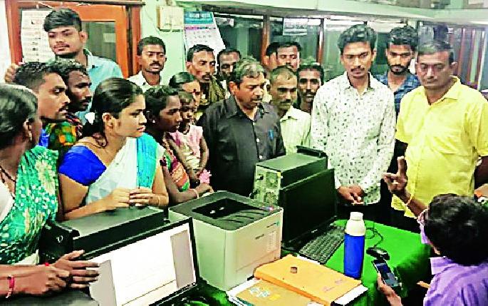 Give two thousand and be a construction worker | दोन हजार द्या आणि बांधकाम कामगार व्हा