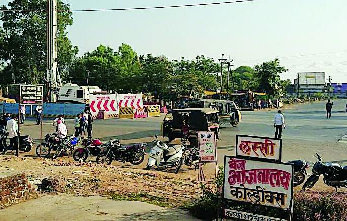 Public awakening in road constructions | रस्ते निर्मितीला जनता वैतागली Public awakening in road constructions | रस्ते निर्मितीला जनता वैतागली